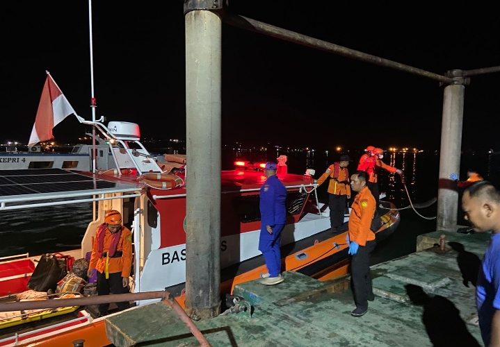 Sat Polairud Polresta Tanjungpinang Sigap Evakuasi Warga Meninggal di Perairan Karas