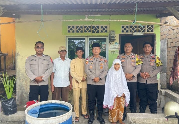 Polsek Bintan Timur Salurkan Bansos Jumat Berkah untuk Warga Kurang Mampu di Kijang Kota