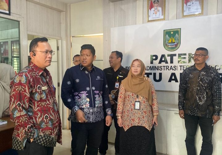 Ombudsman Kepri Kunjungi Batu Ampar, Soroti Kendala Cetak KTP hingga Minta Camat Aktif Tangani Keluhan Air dan Sampah