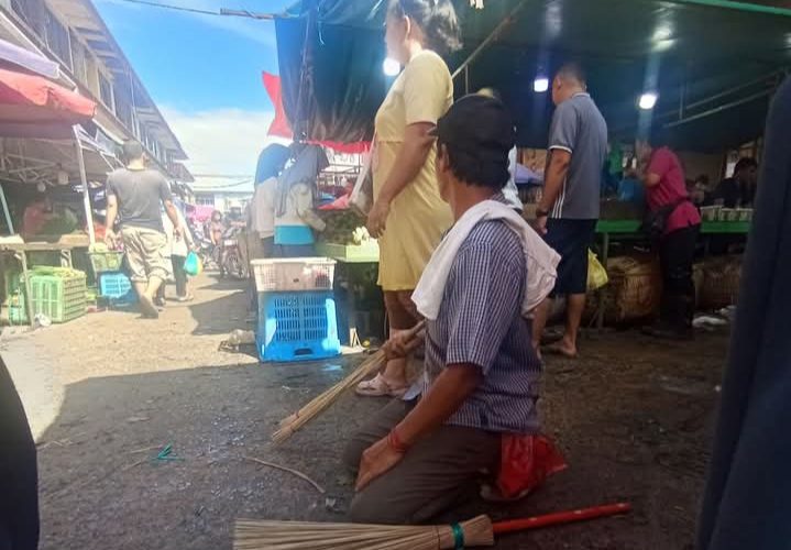 Di Balik Sapu yang Dijual di Pasar Jodoh Batam, Ada Perjuangan Panjang Seorang Guru Ngaji