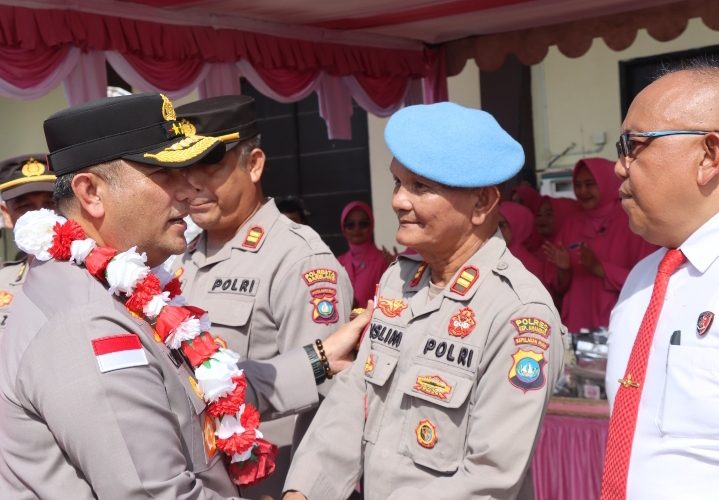 22 Tahun Mengabdi di Perbatasan Kepri, Kasipropam Polres Anambas dan Istri Diganjar Hadiah Umroh dari Kapolda