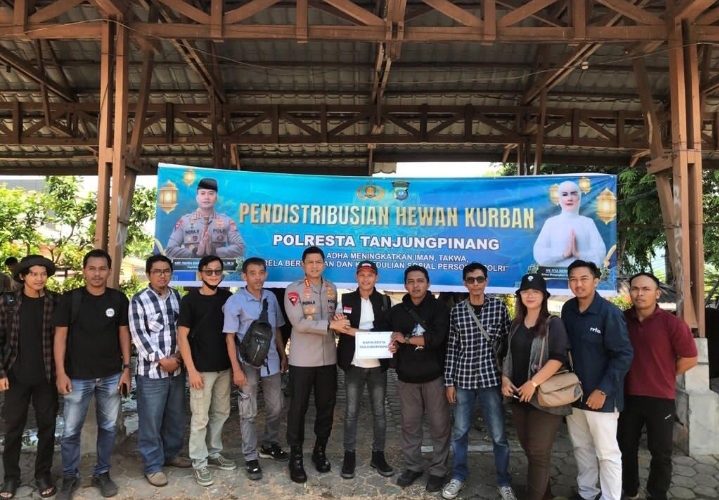 Polresta Tanjungpinang Distribusikan 21 Hewan Kurban untuk Masjid, Ponpes dan Masyarakat Kurang Mampu