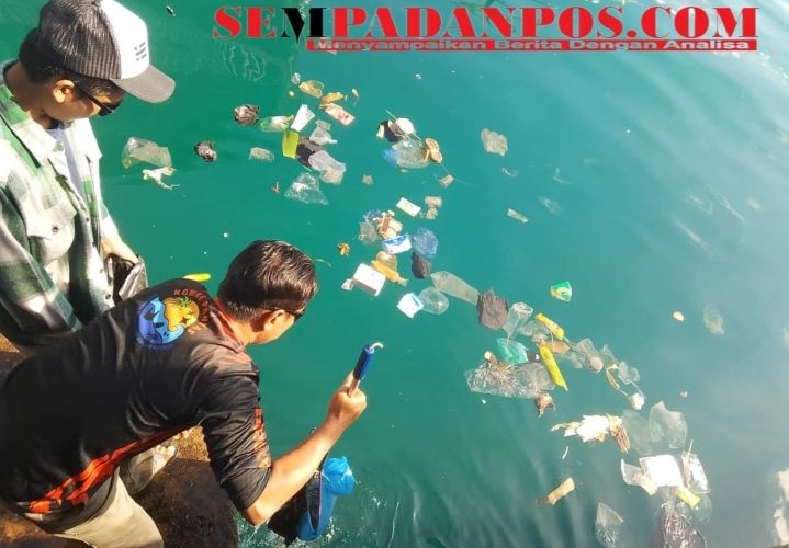 Jumat Asri HUT Anambas ke-18, KOMBE-PANTAS Angkat 60 Kilogram Sampah Plastik dari Laut Tarempa Barat