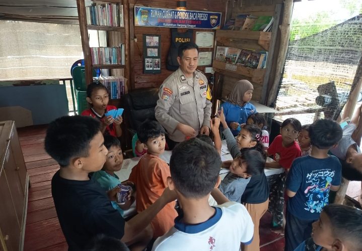 Melalui Pondok Baca Presisi, Bhabinkamtibmas Tanjung Unggat Tanamkan Kesadaran Hukum Sejak Dini pada Anak-anak