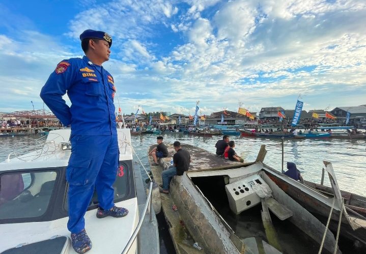 Sat Polairud Polresta Tanjungpinang Siaga Amankan Perlombaan Perahu Naga pada Sembayang Keselamatan Laut Pelantar III