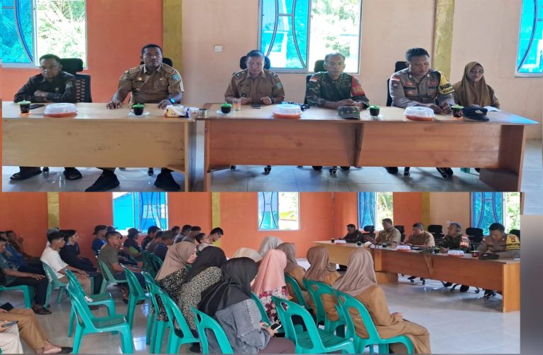 Babinsa Koramil 04/Letung Hadiri Sosialisasi Buah Payang di Desa Air Biru, Warga Sepakati Aturan Pelestarian