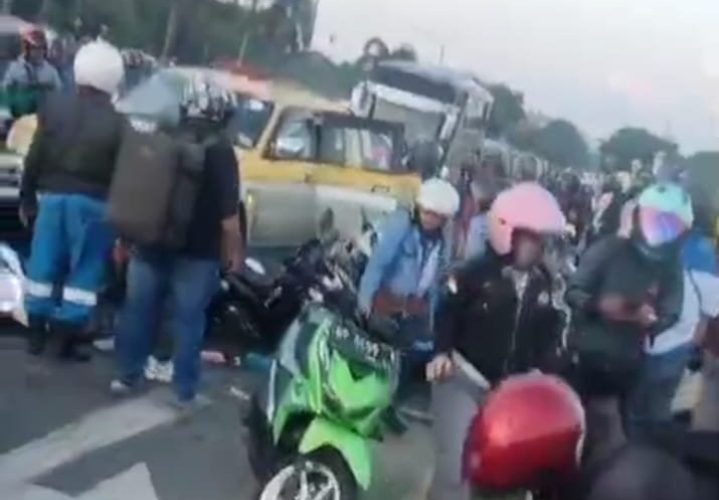 Mobil Mitsubishi Storm Hantam Delapan Motor di Simpang K-Square Batam, Empat Korban Alami Luka Ringan dan Berat
