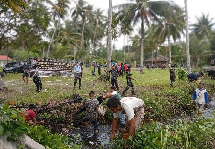 Sinergi TNI-Polri dan Warga Warnai TMMD Ke-129, Gotong Royong Bersihkan Lingkungan Desa Busung