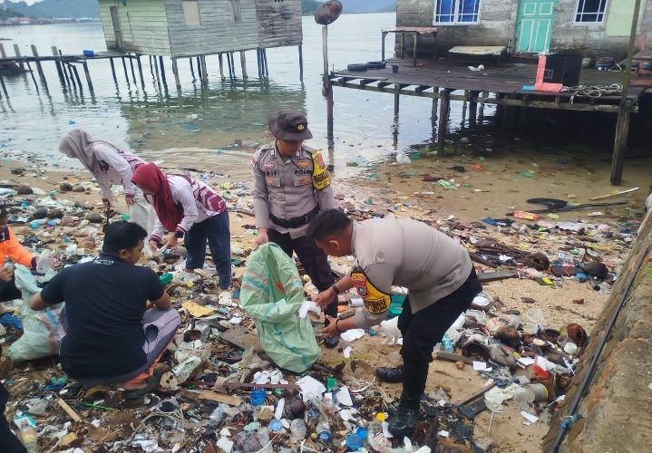 Polsek Jemaja Bersama Warga Bersihkan Pantai Teluk Kumbik, Wujudkan Gerakan Indonesia Asri di Anambas