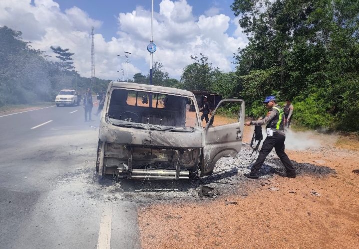 Respons Cepat Call Center 110, Personel Polres Bintan Berhasil Padamkan Mobil Terbakar dalam Hitungan Menit