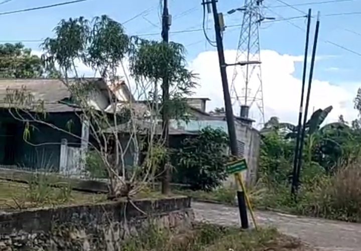 Warga Desak Penertiban Kabel Wifi Semerawut dan Tiang IndiHome Miring di Desa Teluk Sasah