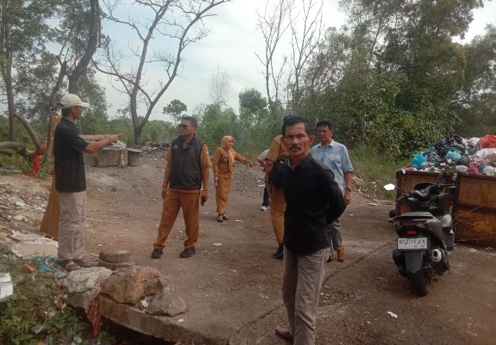 Camat Bintan Utara Tinjau TPS Tanjung Uban Selatan, Wacana Dipindahkan 20–30 Meter dari Bahu Jalan