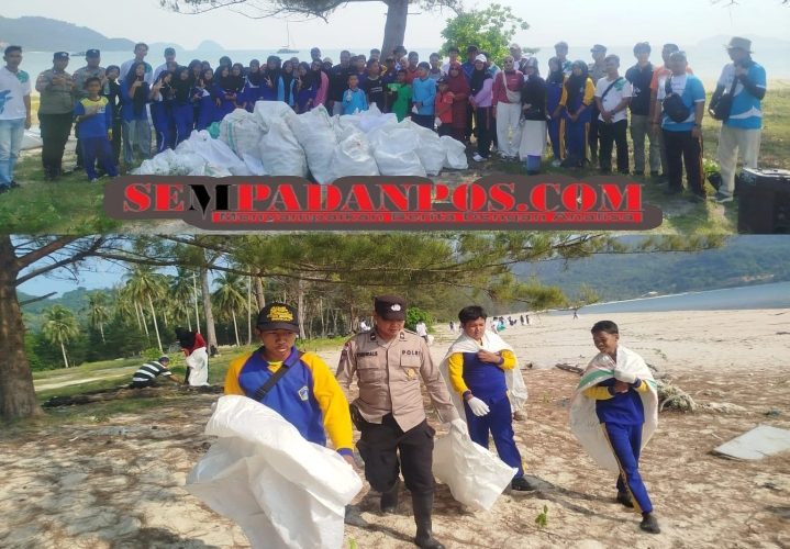 Semarak HUT RI ke-81, Warga Jemaja Gelar Aksi Bersih Pantai Ujung Padang Melang