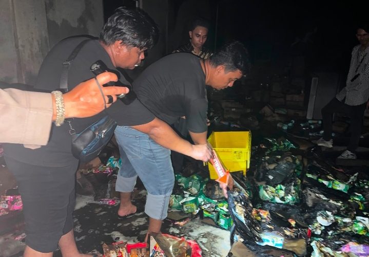 Polisi Sigap Tangani Kebakaran Alfamart di Tanjung Uban, Api Berhasil Dipadamkan