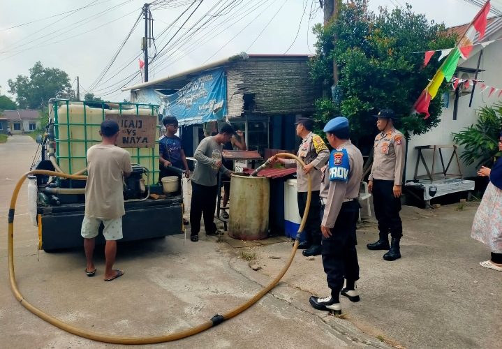 Polsek Tanjungpinang Timur Distribusikan 5.000 Liter Air Bersih untuk Warga Terdampak Kemarau