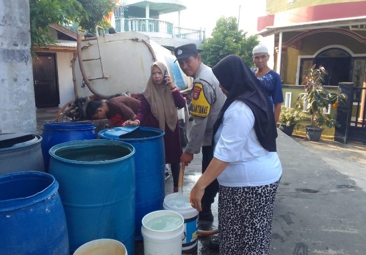 Polsek Bukit Bestari Salurkan 5.000 Liter Air Bersih untuk Warga Tanjung Unggat Terdampak Musim Kering
