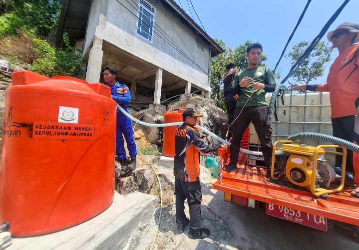 Kemarau Belum Usai, Polres Anambas Bersama BPBD dan Damkar Salurkan 20 Ton Air Bersih