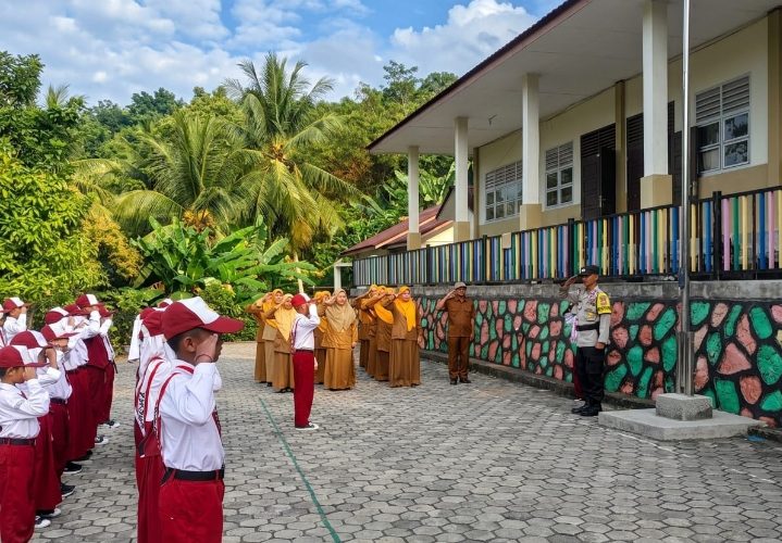 Polsek Palmatak Tanamkan Disiplin dan Semangat Generasi Indonesia Emas di Sekolah