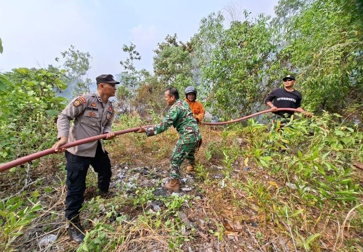 Gerak Cepat Polsek Tanjungpinang Timur Bersama Damkar Padamkan Kebakaran Lahan di Jalan Daeng Celak