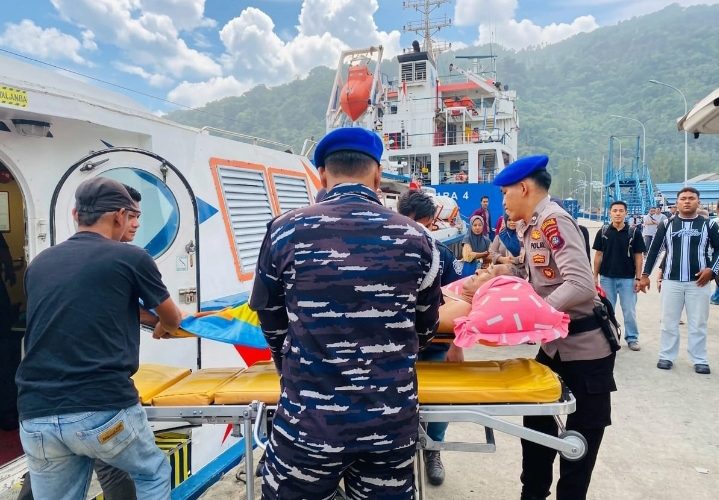 TNI-Polri dan Warga Bahu-Membahu Bantu Warga Sakit Naik Kapal di Tarempa