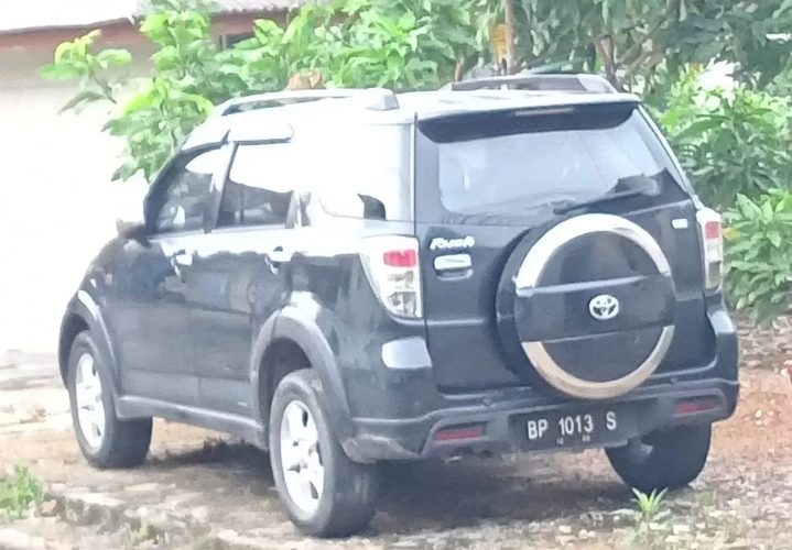 Mobil Dinas Pemkab Anambas Diduga Berplat Hitam Berkeliaran di Tanjungpinang