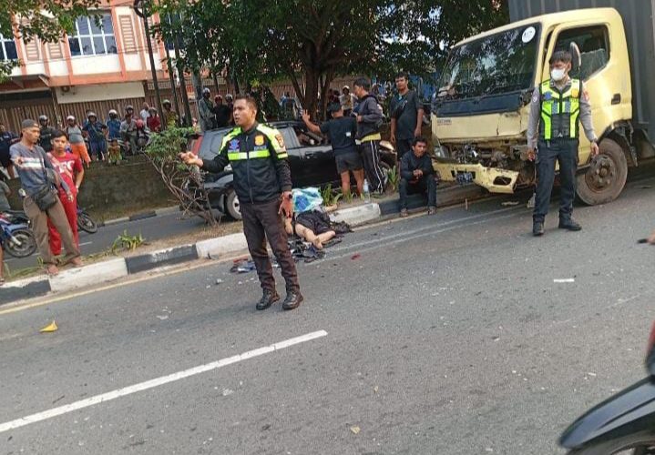 Diduga Rem Blong, Lori Picu Kecelakaan Beruntun di Km 7 Tanjungpinang
