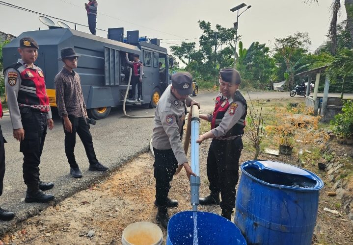 Polresta Tanjungpinang Salurkan 50 Ton Air Bersih untuk Warga Terdampak Kemarau