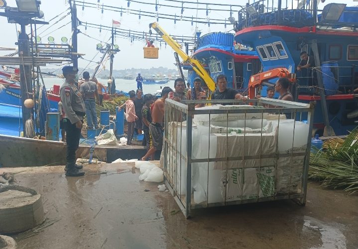Peduli Kesehatan Masyarakat, Satpolairud Polresta Tanjungpinang Bagikan Masker di Perairan Plantar I