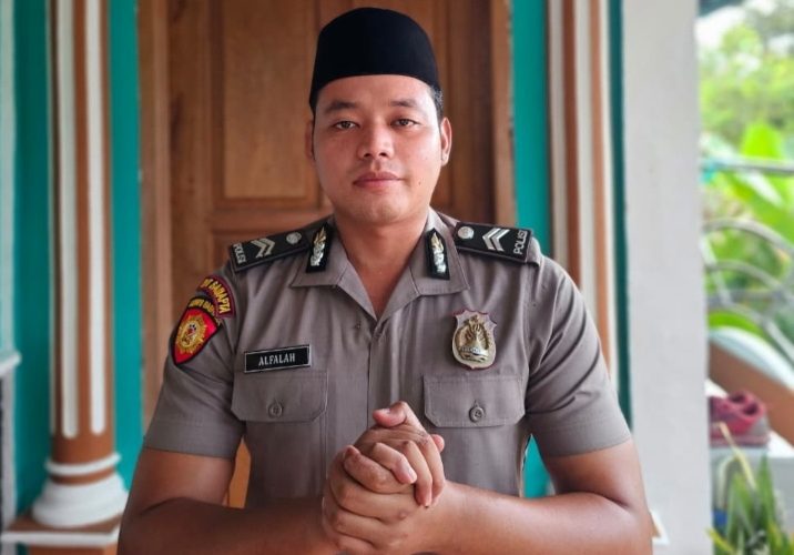 Jadi Muazin di Masjid, Briptu Alfalah Perkuat Kedekatan Polsek Siantan dengan Masyarakat
