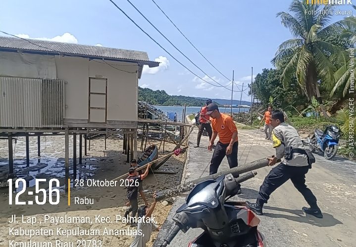Bhabinkamtibmas Polsek Palmatak Gerak Cepat Bantu Korban Dapur Rumah Roboh di Anambas